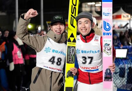 笑顔で写真に納まる２位の中村直幹（右）と３位の二階堂蓮