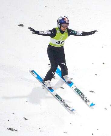 着地を決める高梨沙羅。４位となった