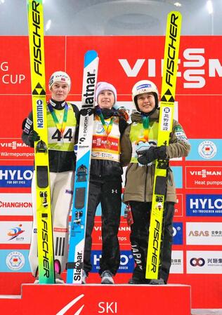 ３位となり表彰台で笑顔の丸山希（右）