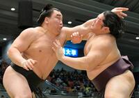 日馬富士（左）に攻められる遠藤＝２０１４年