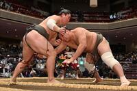 北勝龍（右）を引き落としで破った北磻磨（撮影・持木克友）