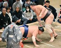 朝乃山（右）が引き落としで阿炎を破る