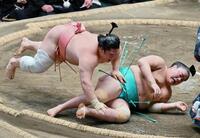 宇良㊧が押し倒しで一山本を破る　※※　＝両国国技館