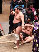 伯ノ富士（右）を下し１敗を守った豊昇龍（撮影・園田高夫）