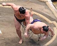 霧島（左）が上手投げで義ノ富士を下す