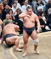 取り直しの末、伯乃富士（左）を寄り倒しで下した豊昇龍