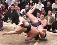 伯ノ富士（左）と豊昇龍（撮影・園田高夫）