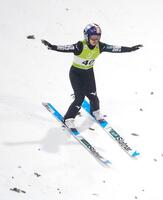 着地を決める高梨沙羅。４位となった