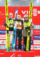 ３位となり表彰台で笑顔の丸山希（右）