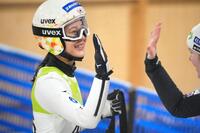 飛躍を終え笑顔を見せる丸山希。３位となった