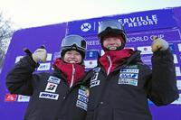 　モーグルＷ杯第５戦を終え、写真に納まる藤木豪心（右）と妹の日菜（共同）