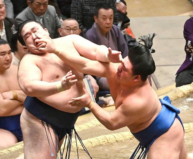 　豪ノ山（左）を攻める藤ノ川（撮影・持木克友）