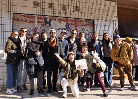 　本場所観戦ツアーに参加した訪日客ら＝１４日、東京・両国国技館