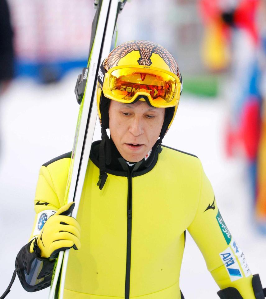 　予選の飛躍を終え、引き揚げる葛西紀明