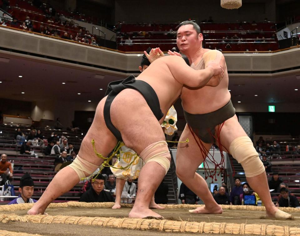 東輝龍（左）を破った朝興貴（撮影・持木克友）