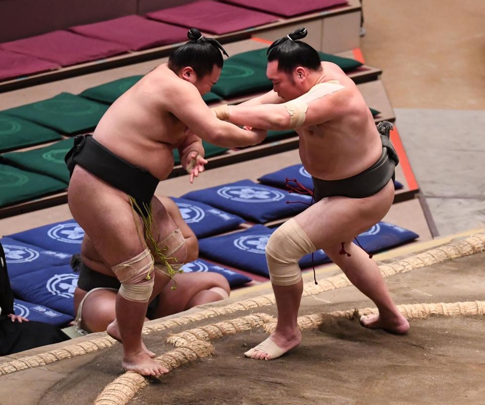 東輝龍（左）を押し出しで破った朝興貴（撮影・園田高夫）
