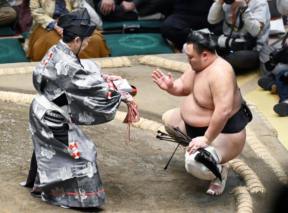 阿炎を引き落としで破った朝乃山