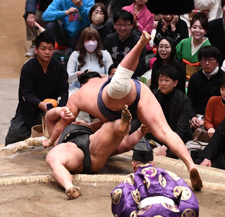 取り直しの１番で伯ノ富士を寄り倒しで破る豊昇龍（右）＝撮影・園田高夫