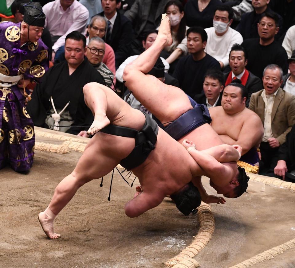 伯ノ富士（左）と豊昇龍は同体とみなされ取り直しとなった（撮影・園田高夫）