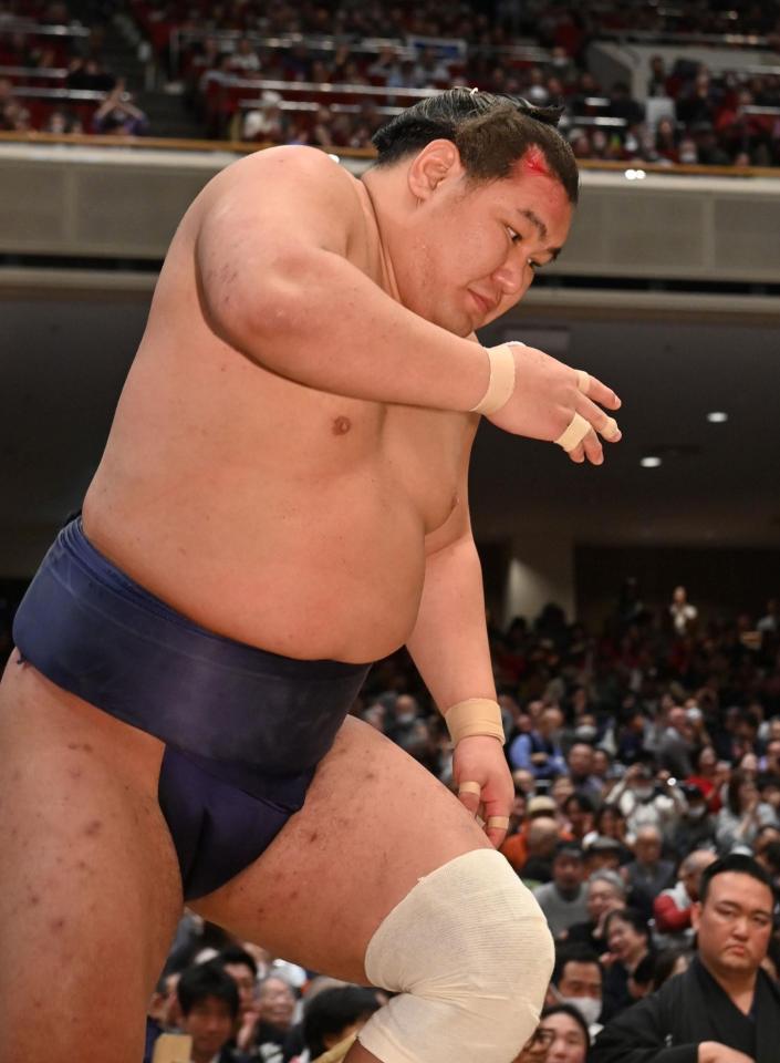 最初の取り組みで流血した豊昇龍（撮影・持木克友）
