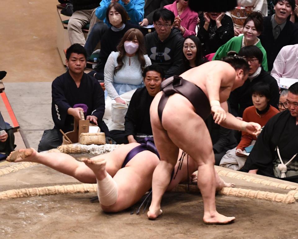 上手投げで義ノ富士（左）を退けた霧島（撮影・園田高夫）