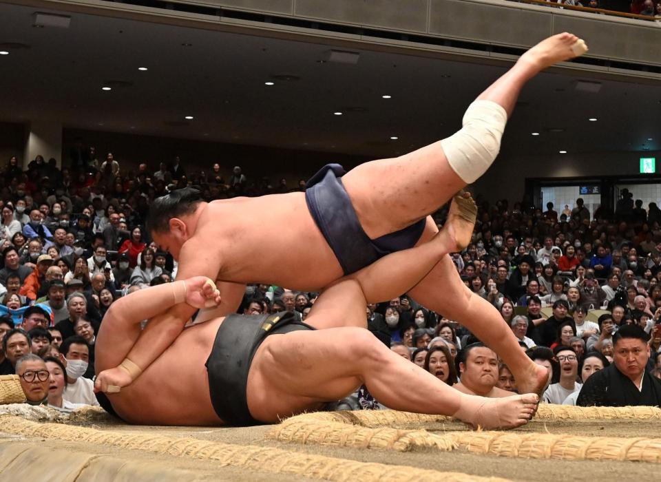 取り直しで伯乃富士（下）を寄り倒しで下した豊昇龍（撮影・持木克友）