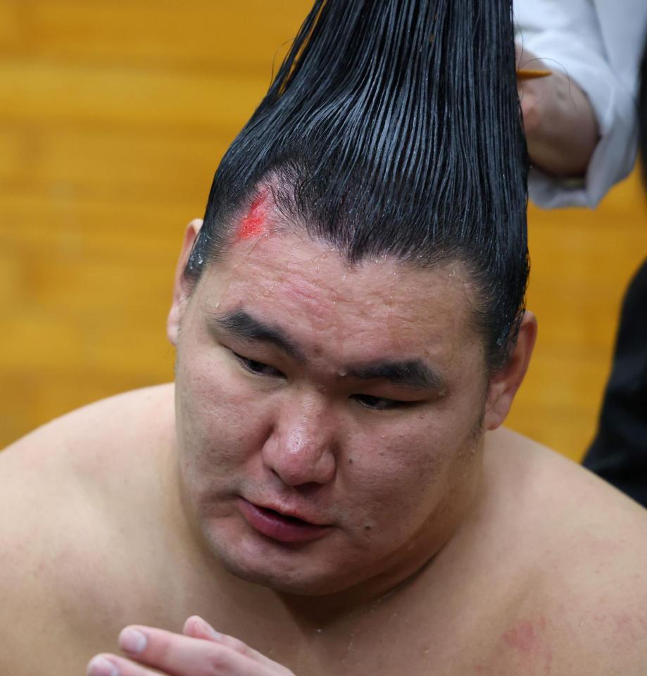 支度部屋で髪を整える豊昇龍