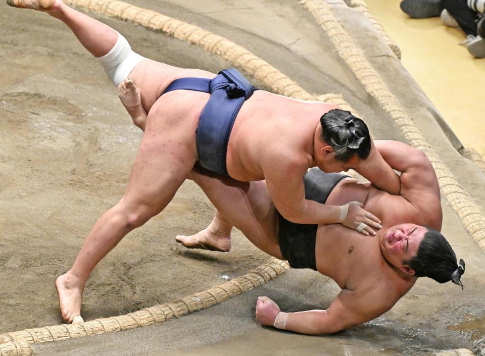 取り直しの末、豊昇龍（左）が寄り倒しで伯乃富士を下す