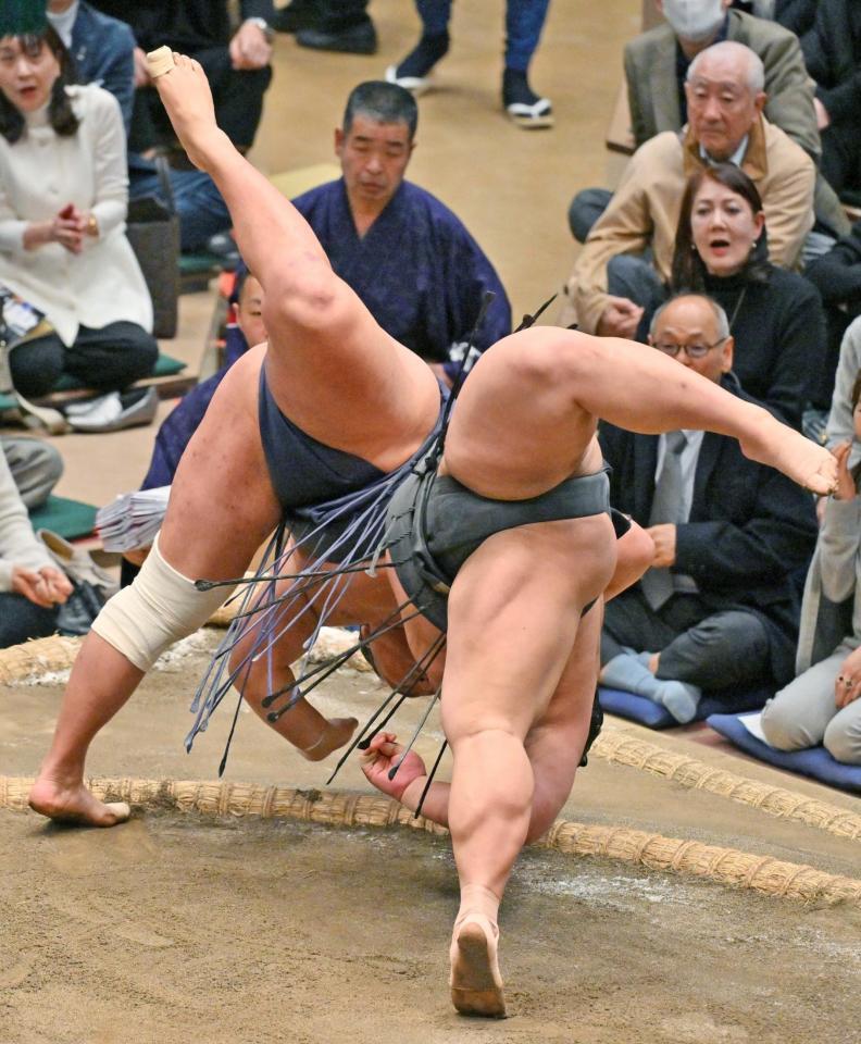 同体で取り直しとなった豊昇龍（左）と伯乃富士