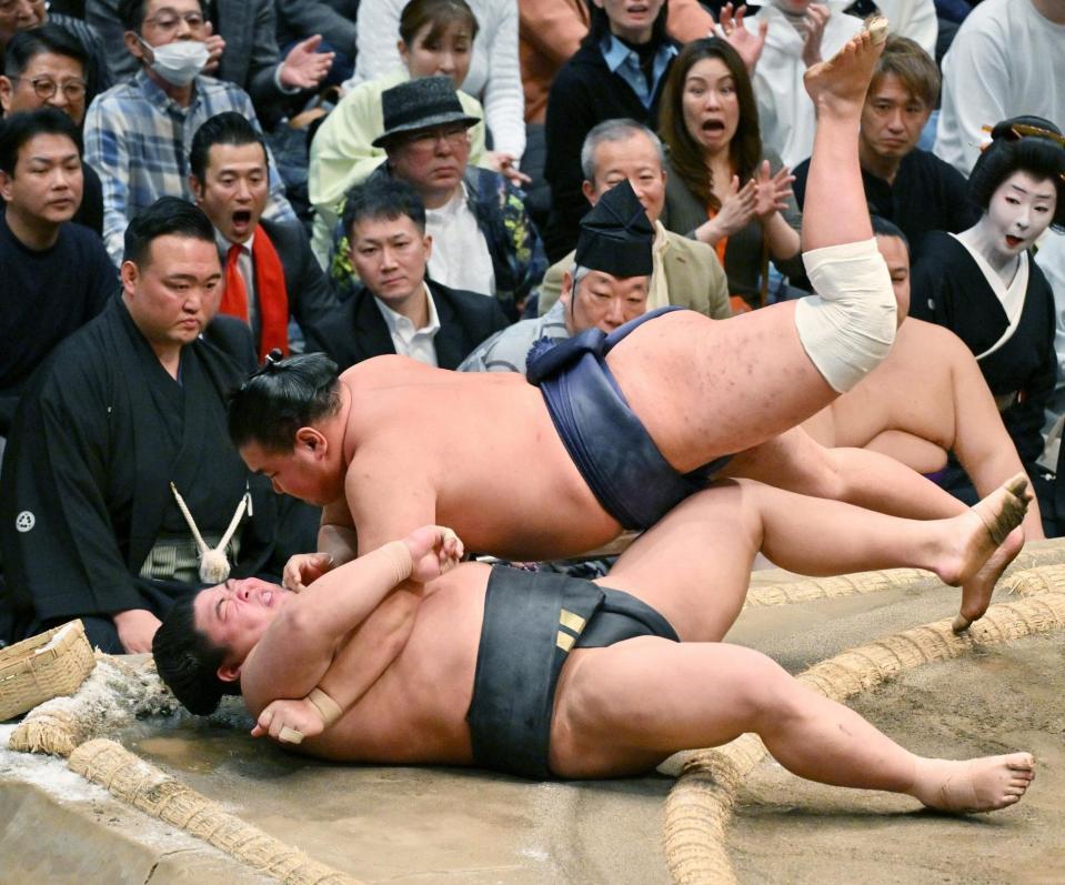 取り直しの末、豊昇龍（右）が寄り倒しで伯乃富士を下す