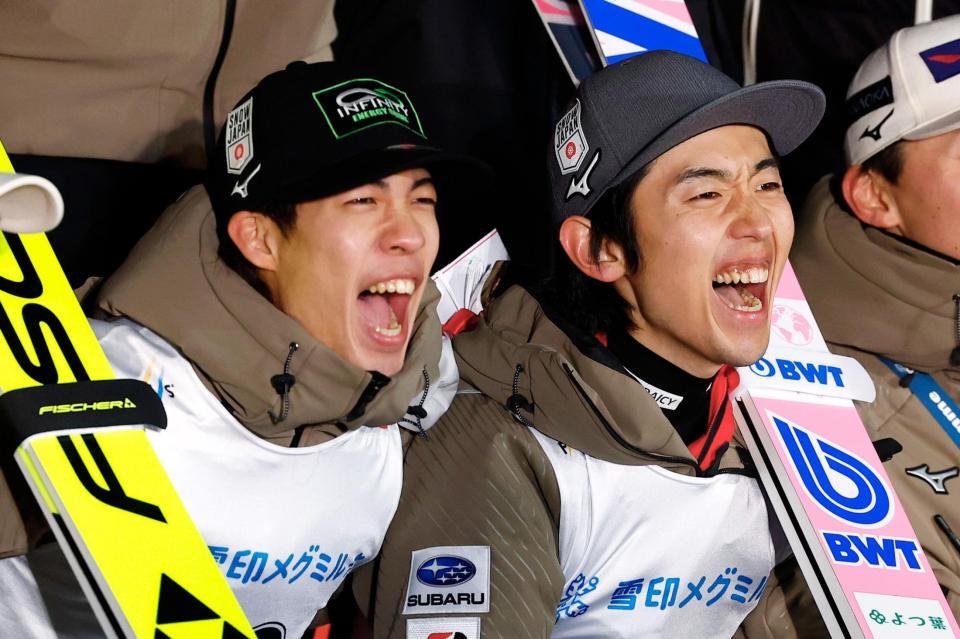 笑顔で写真に納まる２位の中村直幹（右）と３位の二階堂蓮