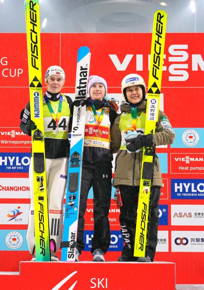 ３位となり表彰台で笑顔の丸山希（右）