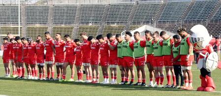 　ＢＲ東京戦前に、阪神・淡路大震災の犠牲者を悼み黙とうする神戸の選手たち