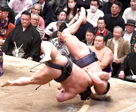 　伯ノ富士（左）と豊昇龍（撮影・園田高夫）