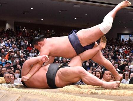 　取り直しで伯乃富士（下）を寄り倒しで下した豊昇龍（撮影・持木克友）