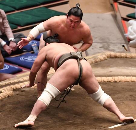 　引き落としで北勝龍（手前）を破った北磻磨（撮影・園田高夫）
