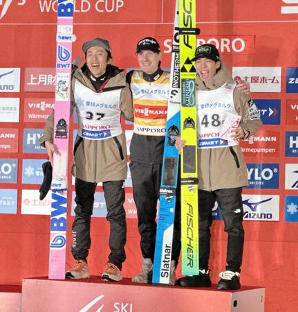 表彰式で笑顔を見せる２位の中村直幹（左）、３位の二階堂蓮（右）