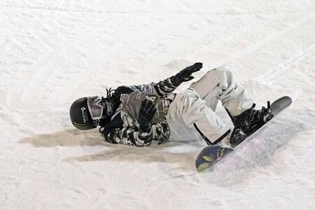 ハーフパイプ第５戦、男子決勝で転倒した平野歩夢（共同）