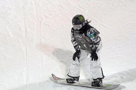 ハーフパイプ第５戦、男子決勝で転倒し引き揚げる平野歩夢（共同）