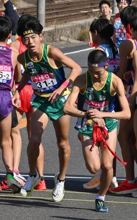 鳥取２区・土橋一輝（右）にたすきを渡す１区・本田桜二郎