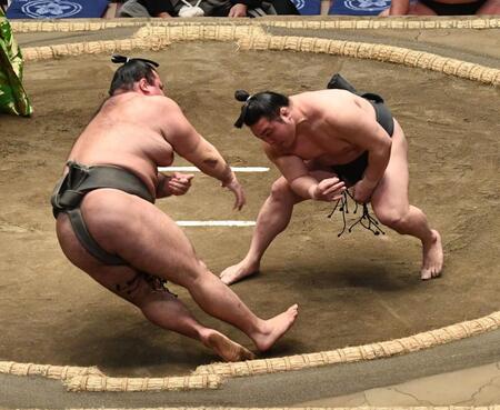 春山（左）を押し倒しで破った炎鵬（撮影・園田高夫）