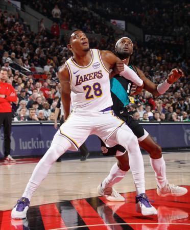 　トレイルブレーザーズ戦で競り合うレーカーズの八村（手前）＝ポートランド（ＮＢＡＥ・ゲッティ＝共同）