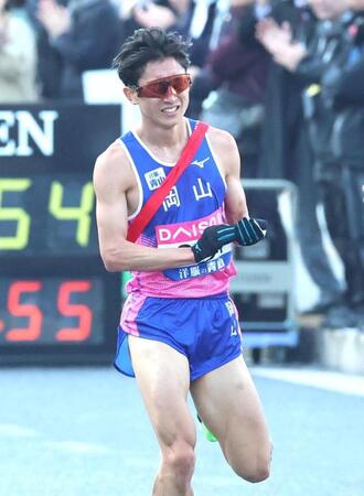 ４位でゴールする岡山のアンカー・池田勘汰（撮影・北村雅宏）
