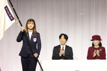秋篠宮ご夫妻の前で国旗を受け取った坂本花織（左）＝撮影・吉澤敬太