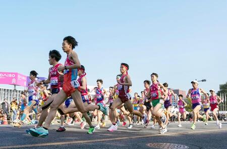 　第31回全国都道府県対抗男子駅伝でスタートする１区の選手たち