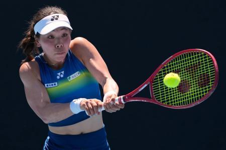 　女子シングルス１回戦でプレーする坂詰姫野＝メルボルン（ＡＰ＝共同）