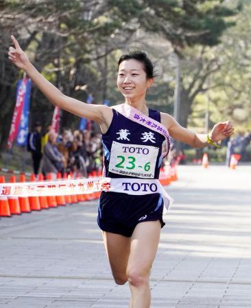 　高校の部で優勝を果たした大阪薫英女学院のアンカー黒葛原唯夏＝北九州市