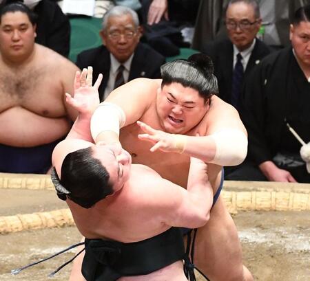 　時疾風（左）を気迫の押し出しに破った阿炎（撮影・園田高夫）