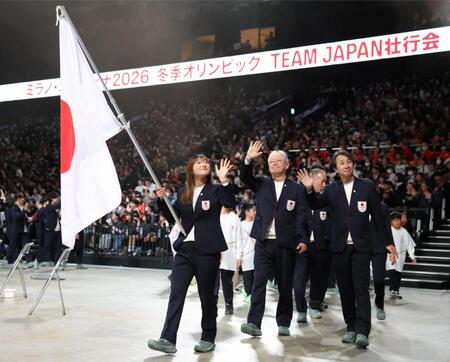 　壮行会で、国旗を持って登場した坂本花織（中央）＝撮影・吉澤敬太
