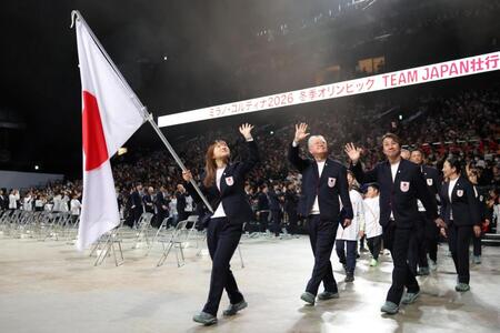 　壮行会で国旗を持って手を振る坂本花織（中央）らＴＥＡＭ　ＪＡＰＡＮ（撮影・吉澤敬太）